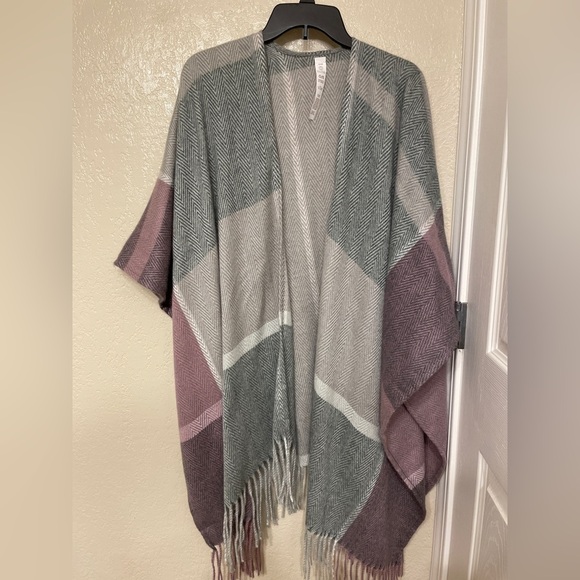 Balance Collection Los Angeles Pastel Ruana Fringe Trim Layering Poncho boho OS - Picture 1 of 6